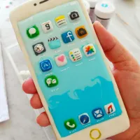 My  new  iPhone..  Do you  💚 it? 
Icing  cookies