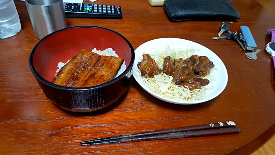 今日の晩御飯は鰻とお肉の煮つけでした!!
2品とも加工食品なのでまたまた手抜きしちゃいました😅
疲れている時の鰻はGoodですね!でも次はお店のうな重食べたいな〜なんて(笑)
ここ数日は楽しちゃってて徐々に作ろうっていうのが薄れてきてる…明日は作ります😓|takuさん