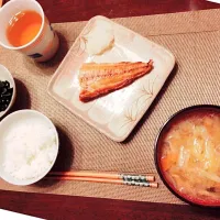 Snapdishの料理写真:🐟ほっけ 大根おろし付
🐚わかめときゅうりの酢の物
🐷豚汁

手抜きご飯✌🏻|あやさん