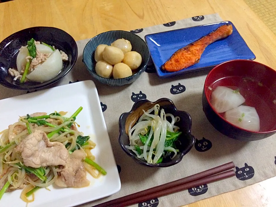 豚もやしガーリック炒め、かぶのお吸い物、焼き鮭、里芋煮、かぶのそぼろ煮、もやしの和え物|やまださん