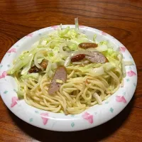 Snapdishの料理写真:ホント久しぶりの投稿ですm(_ _)m  キャベツとソーセージのペペロンチーノ(*^_^*)|こっしーさん