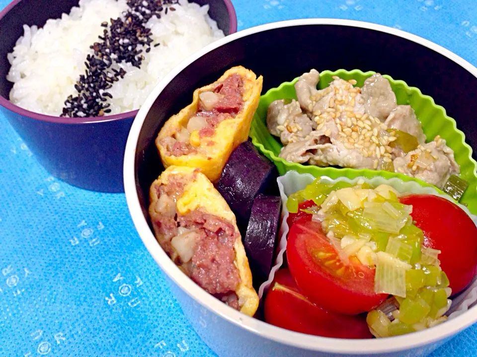 今日のお弁当 ◯豚肉のゴマだれ炒め ◯トマトのねぎ塩サラダ ◯コンビーフ卵焼き ◯紅芋の甘煮|spuさん