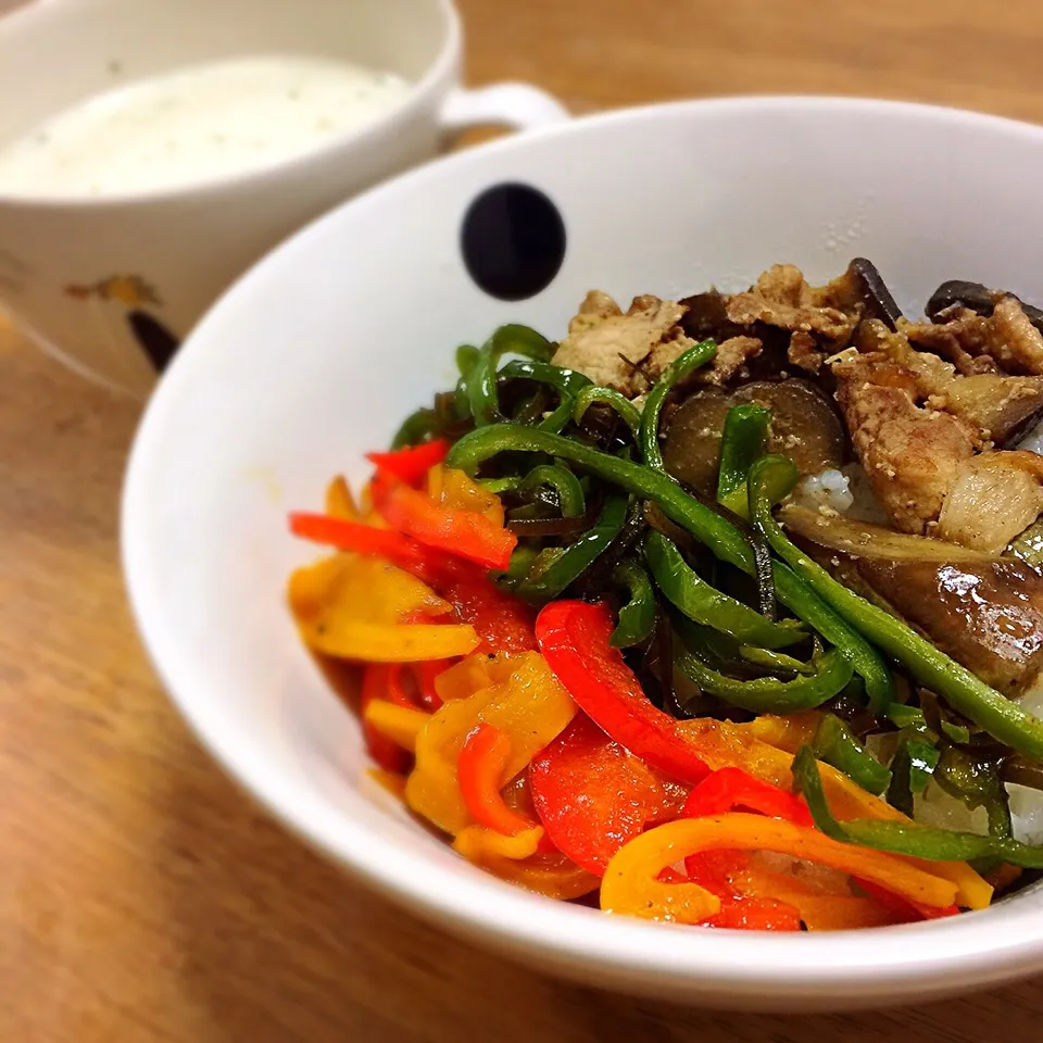 昨日の常備菜をスライド！ パプリカの胡麻油炒めをプラスして 三色丼☆|skyさん