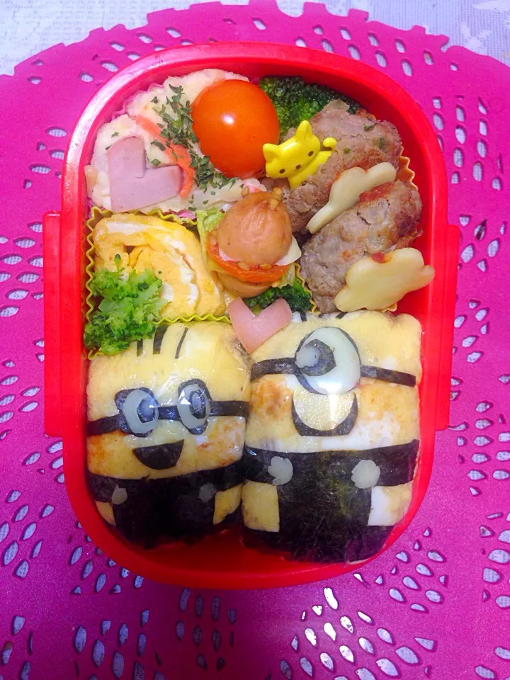 Snapdishの料理写真:お弁当＊ミニオンおにぎり＊|れいちぇるさん