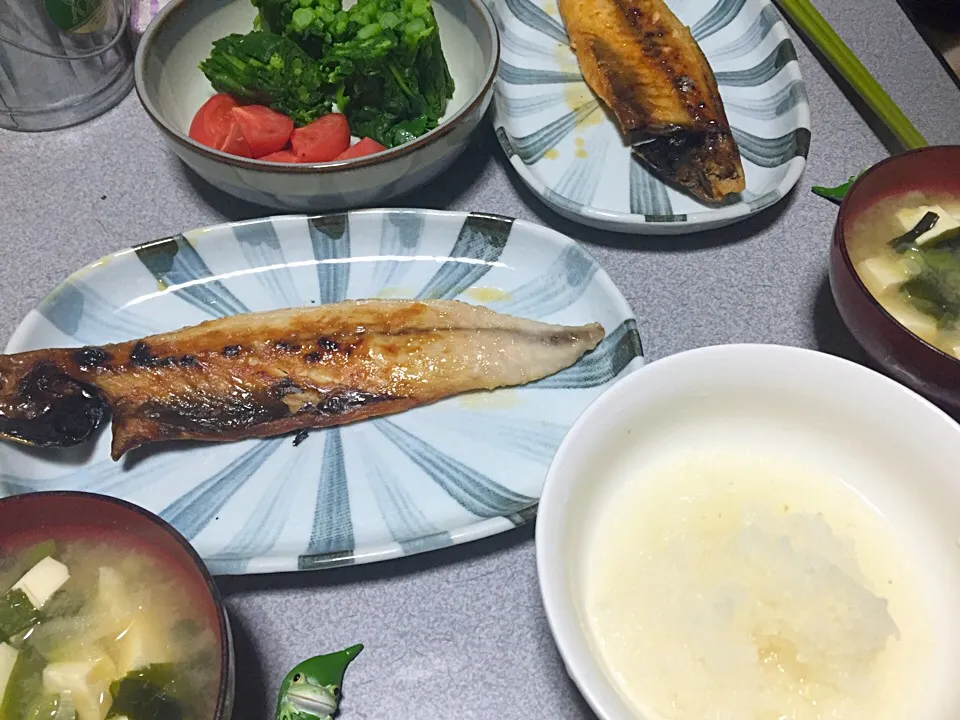 魚、大根おろし、白米、かき菜トマト、ワカメ豆腐ネギ味噌汁|ms903さん