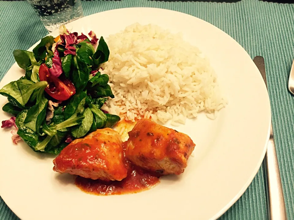 Snapdishの料理写真:Reis mit Putenbrust in Tomatensoße und Salat|Julie Reschさん