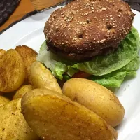 Snapdishの料理写真:Gesunder Burger mit Ofenkartoffeln|Julie Reschさん