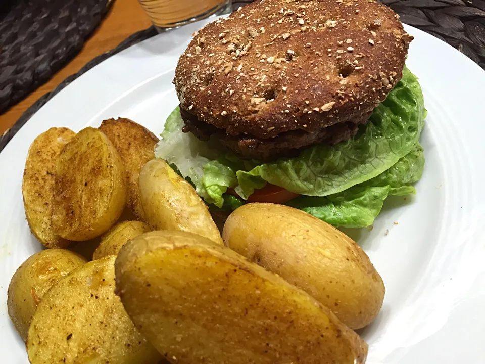 Gesunder Burger mit Ofenkartoffeln|Julie Reschさん