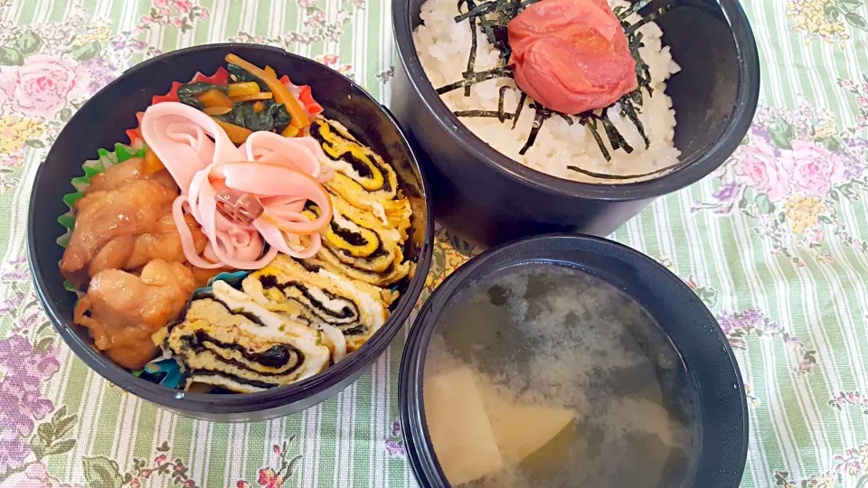 お弁当。海苔巻き卵焼きと鶏の照り焼きとナムルとひしゃげたハムとお味噌汁。|エリカさん