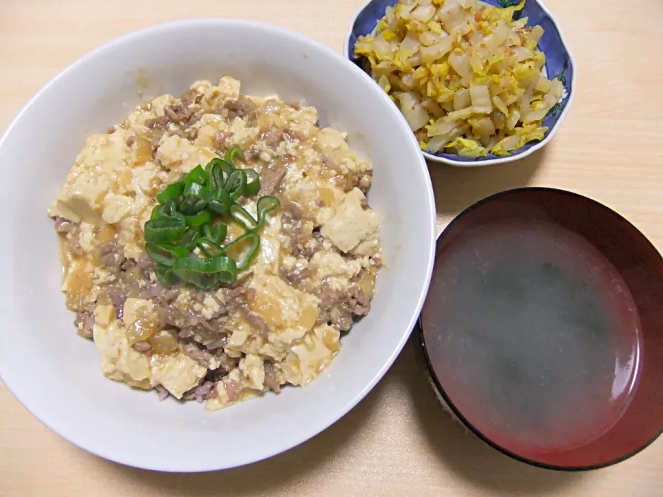 ２月19日　麻婆豆腐丼　白菜サラダ　わかめスープ|いもこ。さん