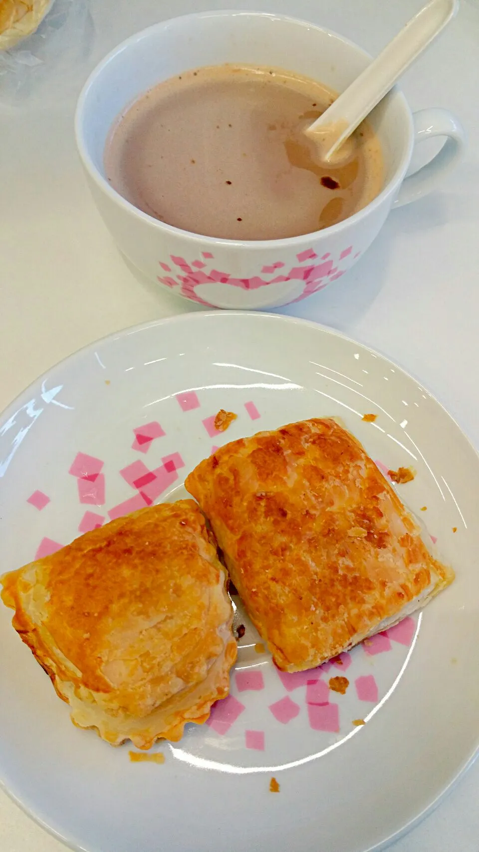 Snapdishの料理写真:Mini Curry Puff & Mini Tuna Puff with Hot Milo|🌷lynnlicious🌷さん