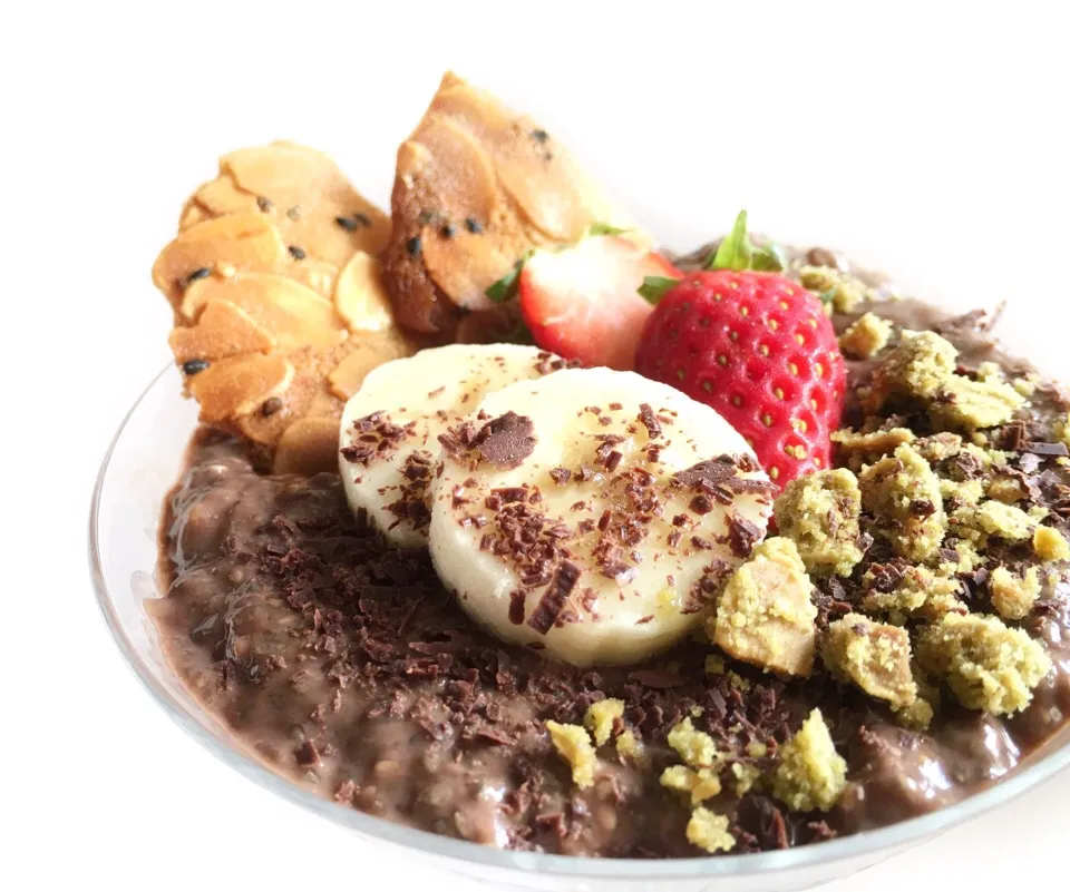 Chocolate chia pudding with homemade almond sesame tuile, matcha cookie crumbles, fresh fruits|coxiella24さん