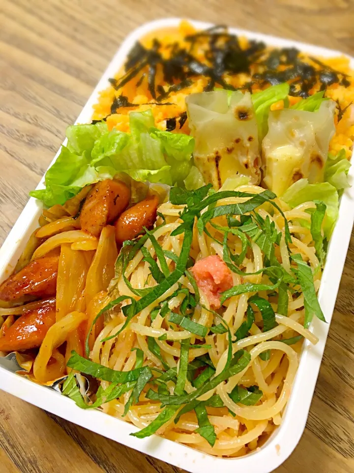 Snapdishの料理写真:今日のお弁当
タラコ大葉の和風パスタ
新玉ねぎとソーセージの酸っぱいケチャップ炒め
焼豚とチーズの餃子皮包み
甘い卵のそぼろごはん|akiさん