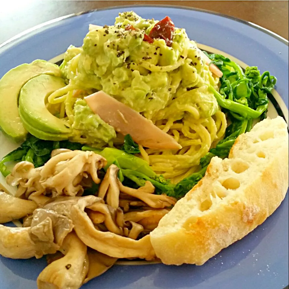 btnonちゃんのアボカドのクリームパスタとチャバタとキノコのガーリック炒めでlunch😋|りえぞ～さん