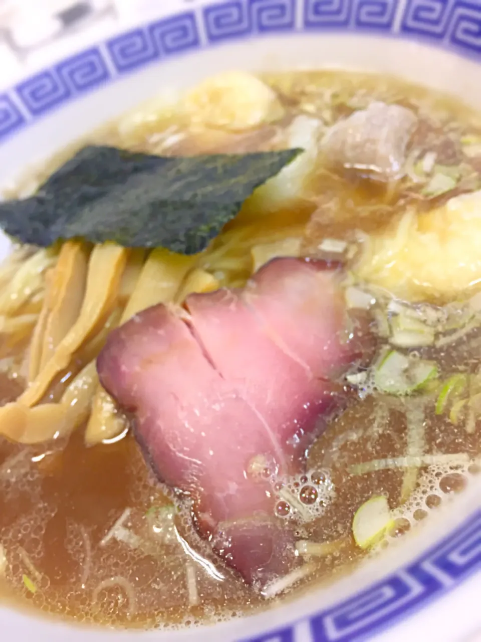 Snapdishの料理写真:ワンタン麺ミックス！海老と肉ワンタン。スープも麺も美味しいけれど￥1,100はコスパが悪いな…|Tomyさん