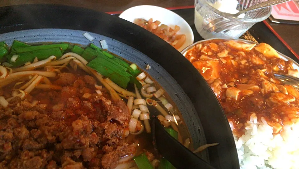 Snapdishの料理写真:【日替定食】台湾ラーメンと小麻婆豆腐丼を頂きました。|momongatomoさん