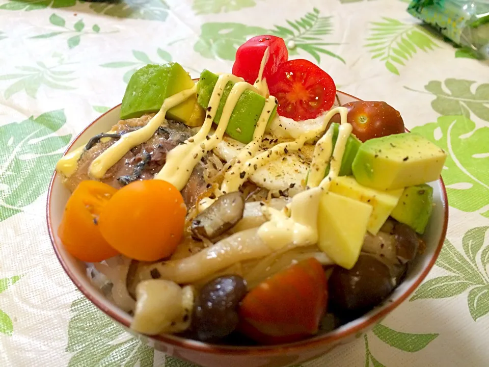 イワシの缶詰めに卵、アボガド、トマト、舞茸など色々乗せ丼🍚|♥️さん