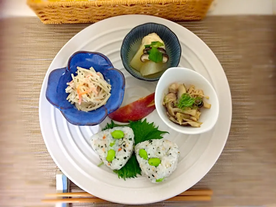 昼ごはん
大根と鶏のつみれ煮
ゴボウサラダ
豚肉のキノコソースかけ
梅とじゃこと豆のおにぎり
りんご|Nobuko Hosoiさん