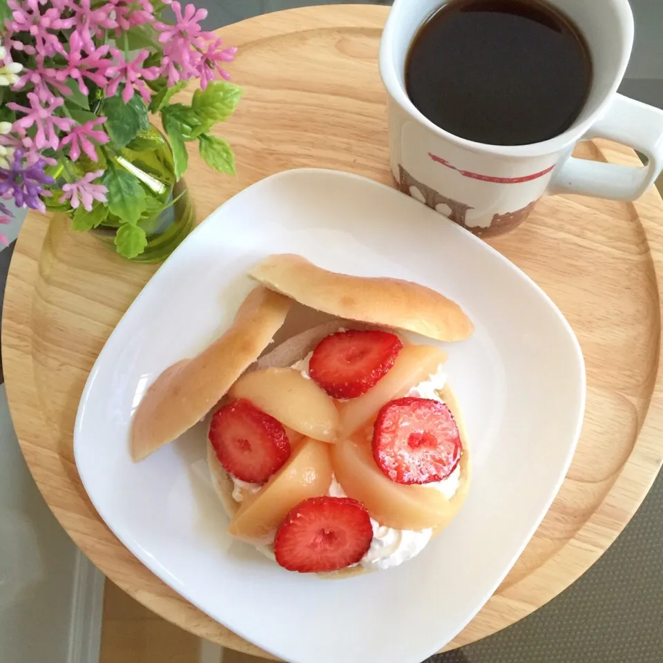 いちごと白桃のフルーツベーグルサンド❤︎|Makinsさん