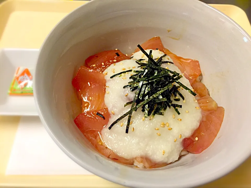 マグロ山かけ丼

キハダマグロの切り身を軽く漬けにしてとろろ掛けてみましたo(^_-)O|けちゃさん