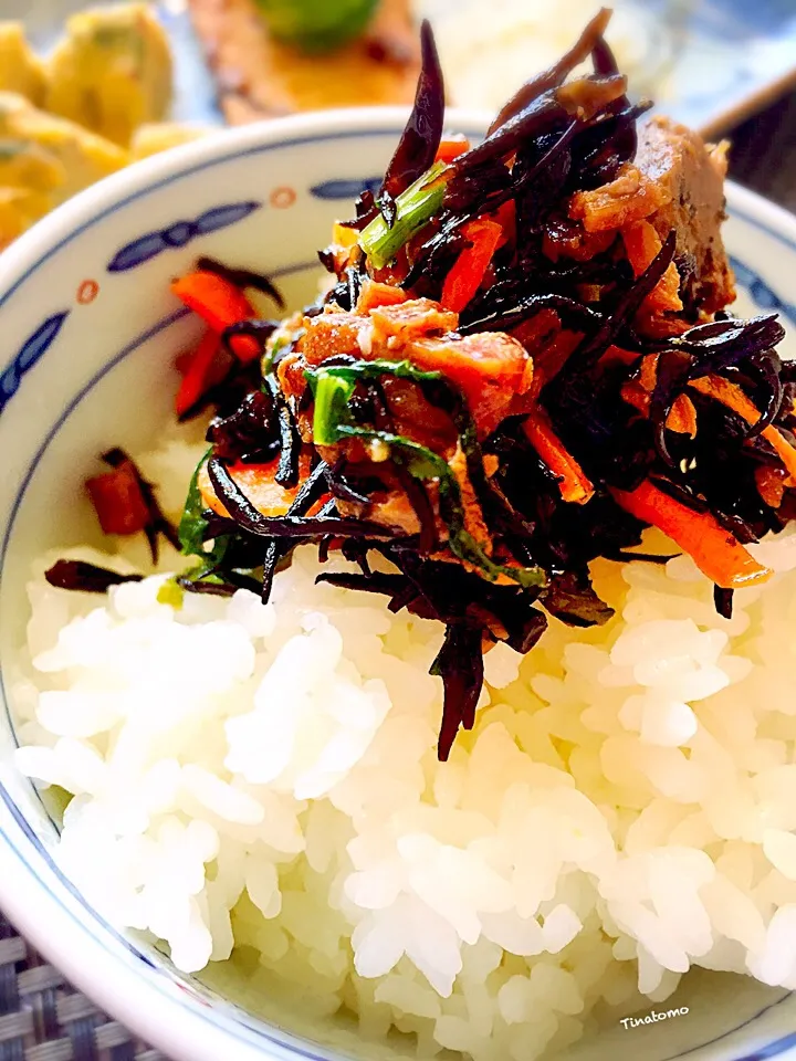 ヒジキと人参の煮物、牛タンの缶詰めも一緒にしました！|Tina Tomoko😋さん