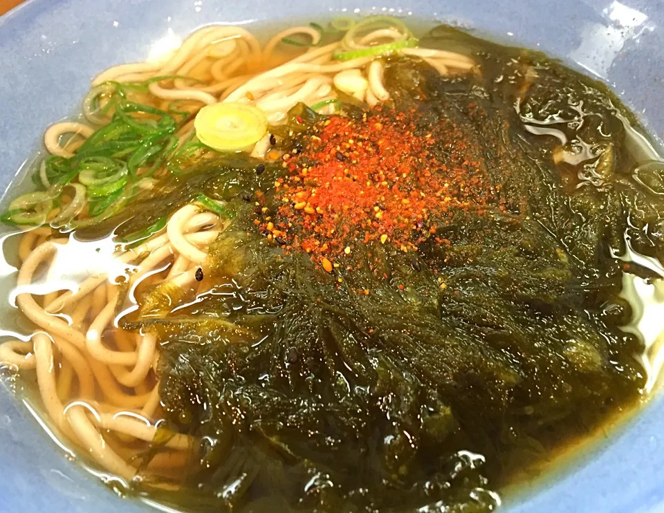 今日の阪急そばは昆布そば🍜少々昆布が堅いかしら🤔出汁は飲み帰り客のために少し味を濃くしてるのかなぁ？|にゃあ（芸名）さん