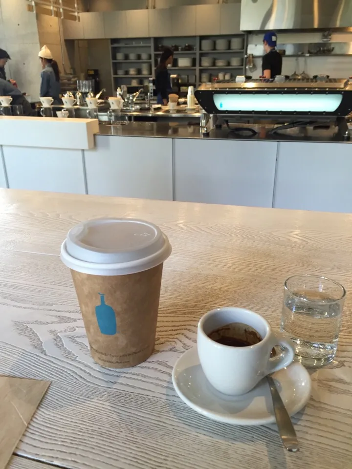 今朝は少し余裕があったので近所のblue bottle coffeeで一服。店内でエスプレッソ、この日のブレンドはテイクアウトしました。このブレンドはその名も『ジャイアント・ステップス』。素晴らしい名前だ☕️|MORiさん