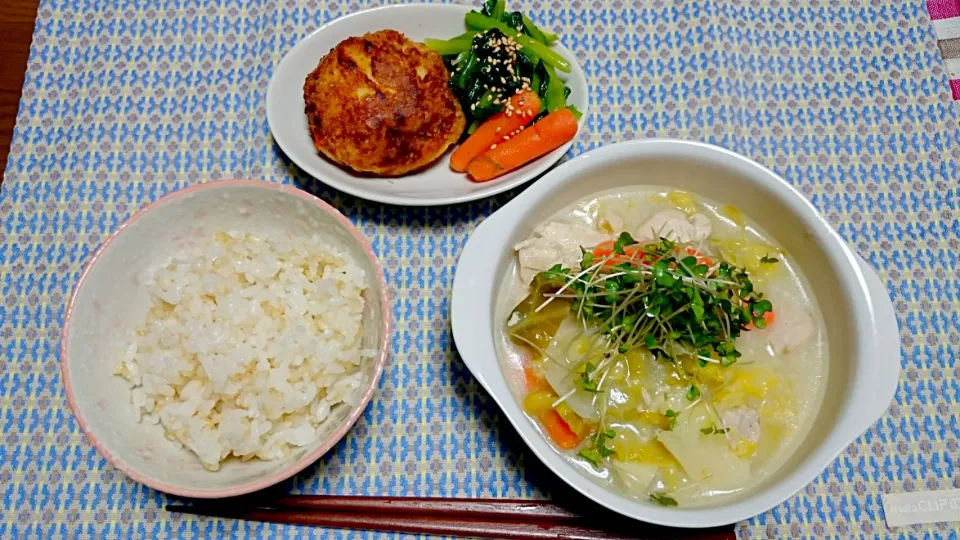 鶏むね肉の煮込みスープ、小松菜とミニキャロット、玄米ご飯|よめちゃんさん