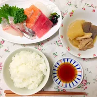 Snapdishの料理写真:大根と鶏肉とこんにゃくの煮物&お刺身🐟|どぬさん