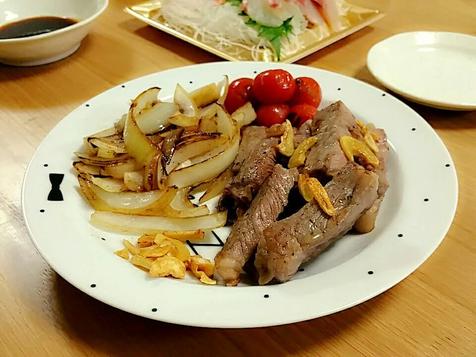 ビーフステーキ😆beef steak with onion,mini tomatoand garlic flake sautee|nene_rozieさん