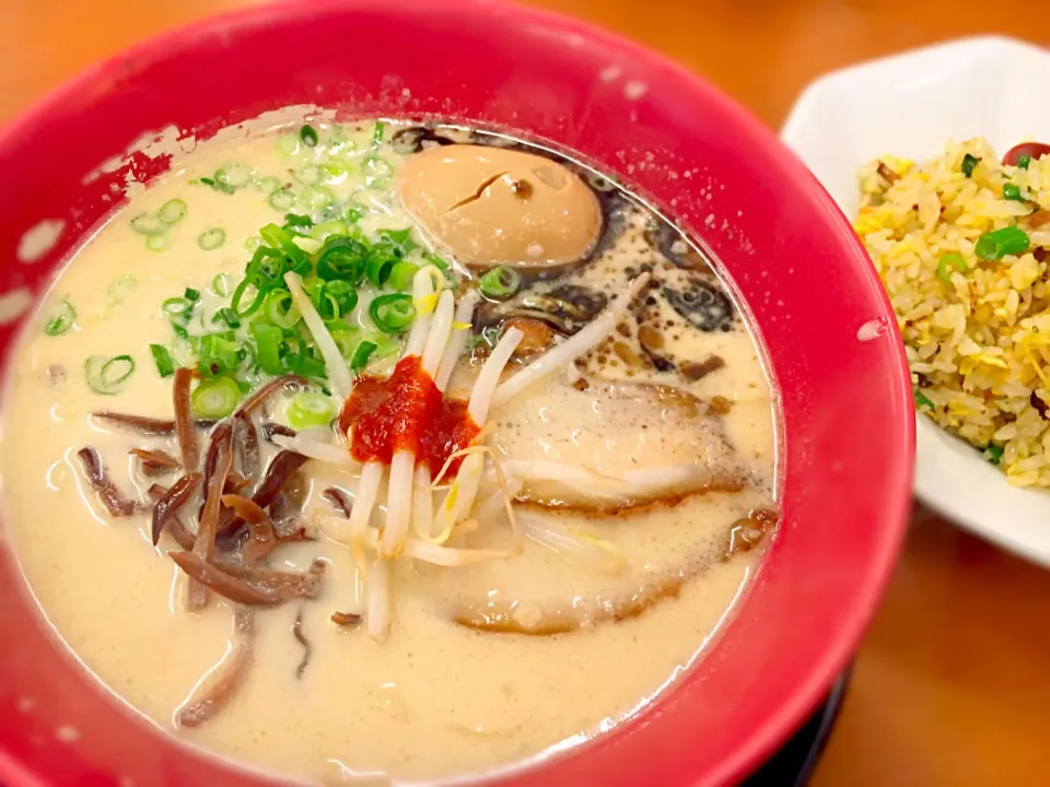 Snapdishの料理写真:まことや 牛骨煮卵ラーメン&チャーハン|ちびさん