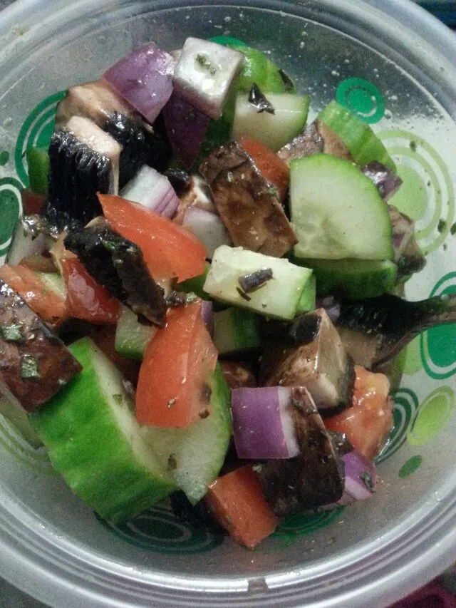 tomato, cuc, onion, portabella salad.|Polly Gelfusoさん