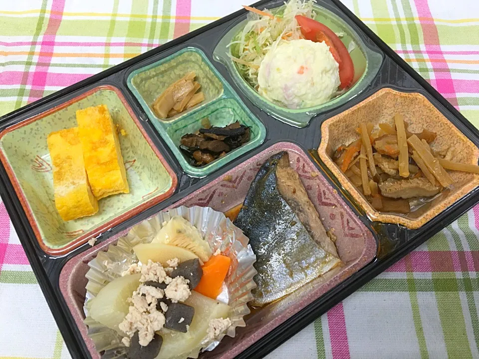 ブリの照り煮 日替わり弁当 豊川市宅配|Naokazu Kuritaさん