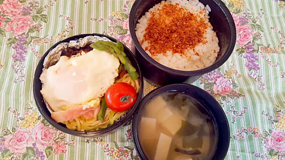 お弁当。ハンバーグと目玉焼きとアスパラとスパサラとお味噌汁。花粉やばしむり。|エリカさん