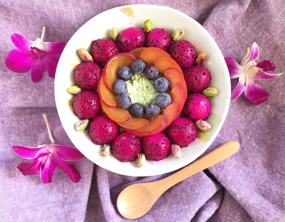 Matcha oats with red dragonfruit, plum, blueberries and pistachios|coxiella24さん