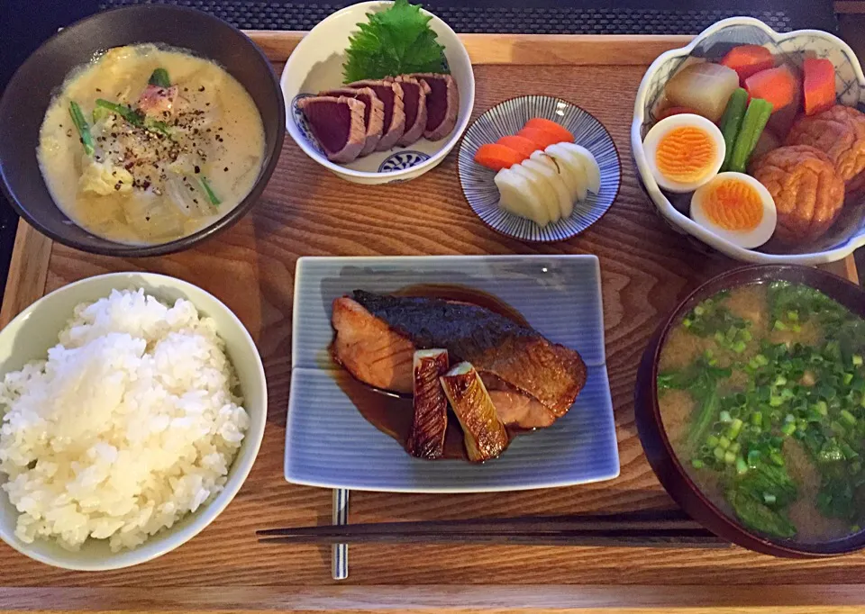 Snapdishの料理写真:鰤の照り焼き
煮物
白菜とベーコンのクリーム煮
鰹のたたき
厚揚げと小松菜のお味噌汁
大根と人参の浅漬け|ayumiさん