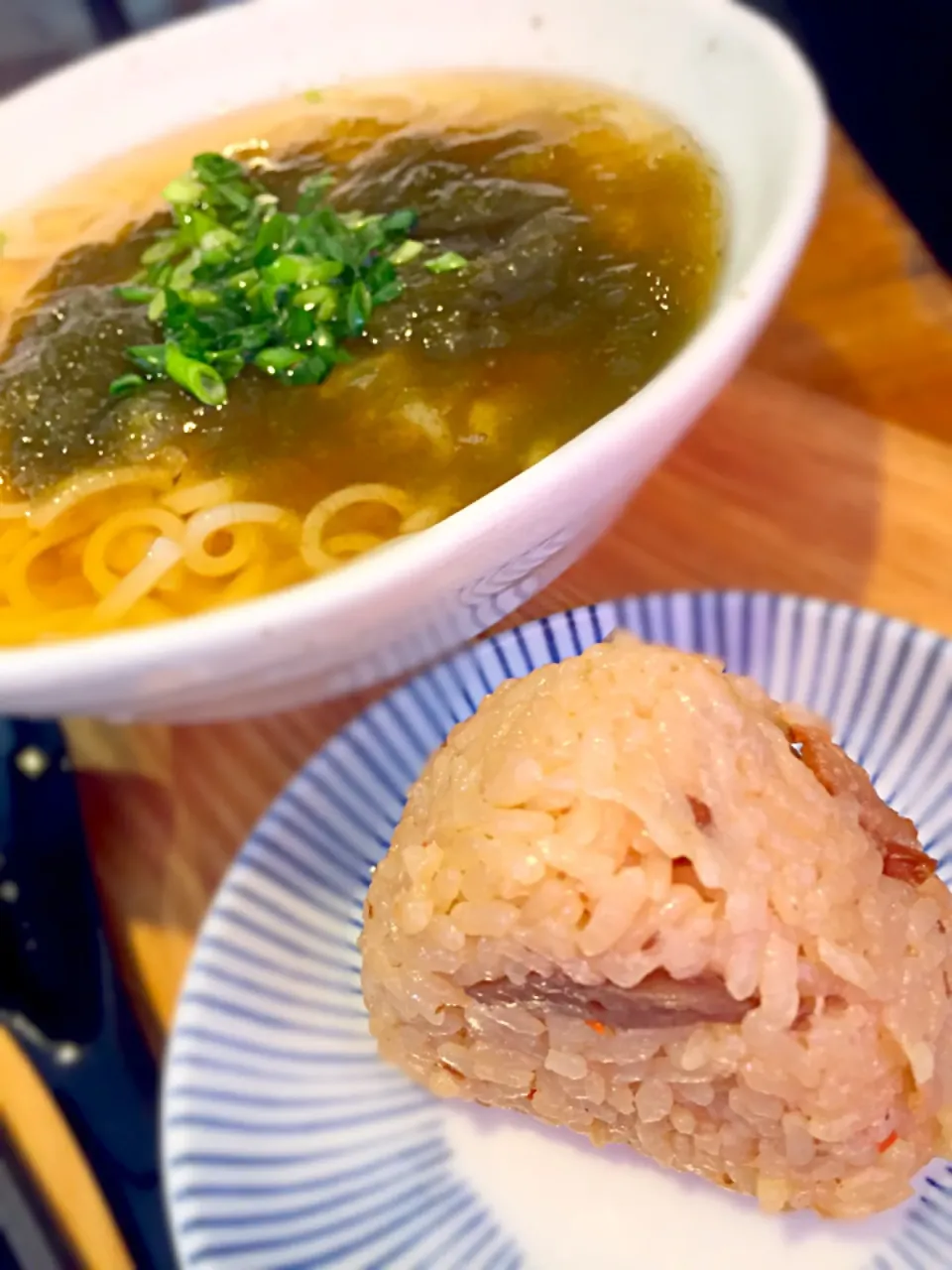 初めて食べました豊前うどん！細麺なのにコシがあるのね〜。五目ごはんのおにぎりと。|Tomyさん