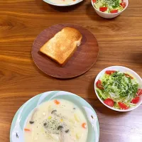 Snapdishの料理写真:こんがりトーストとホワイトシチュー
妻の手料理、うんまうま。|Kojiさん