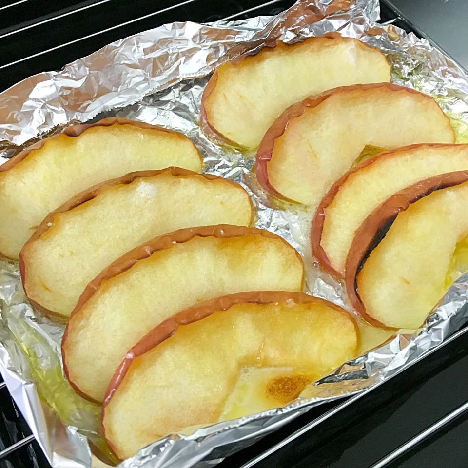 Snapdishの料理写真:魚焼きグリルで焼きりんご|すみこさん