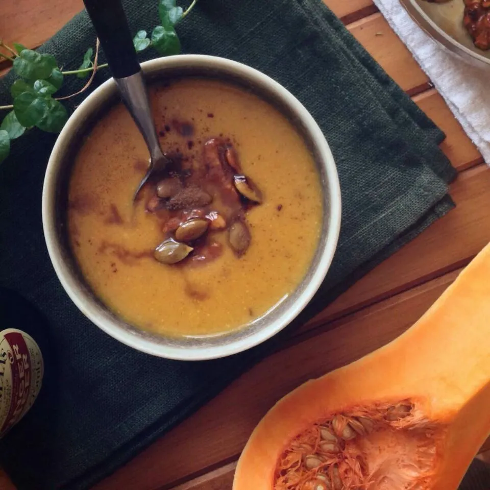 Butternut Squash Ginger Soup with Candied Pumpkin Seeds／遅ればせながら初めてのバターナッツカボチャ😆|まちまちこさん