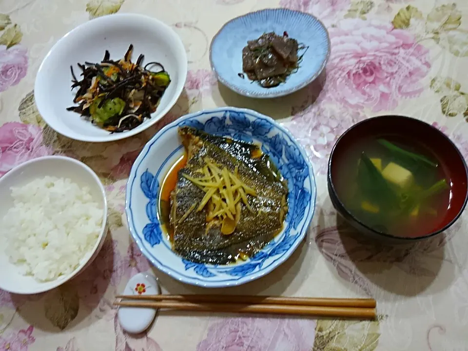 鰈の煮付け😊ひじきのサラダ😉ピリ辛蒟蒻|たえさん