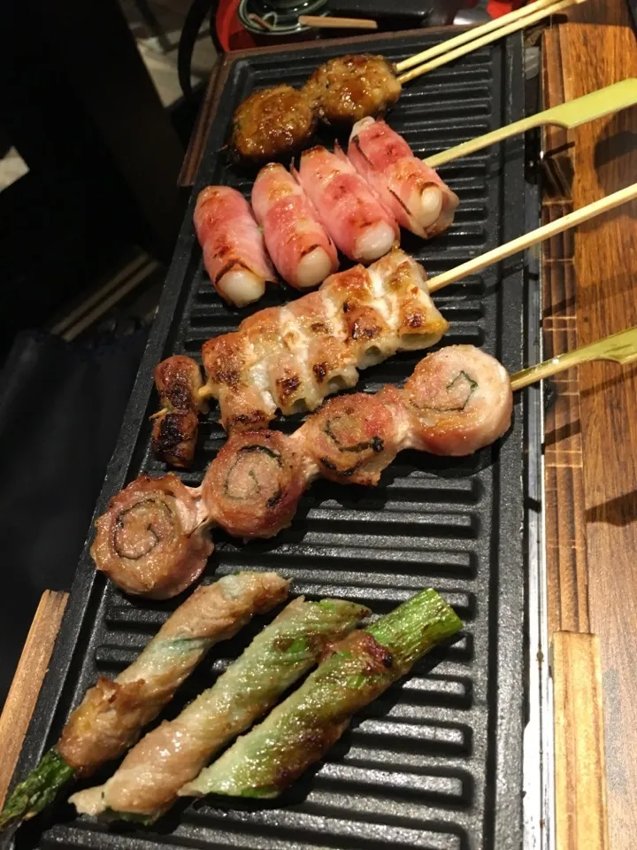 Snapdishの料理写真:変わり串焼き。アスパラ肉巻き、しそ肉巻き、ニンニク肉巻き、餅ベーコン巻き、しいたけ肉詰め|sniper66さん