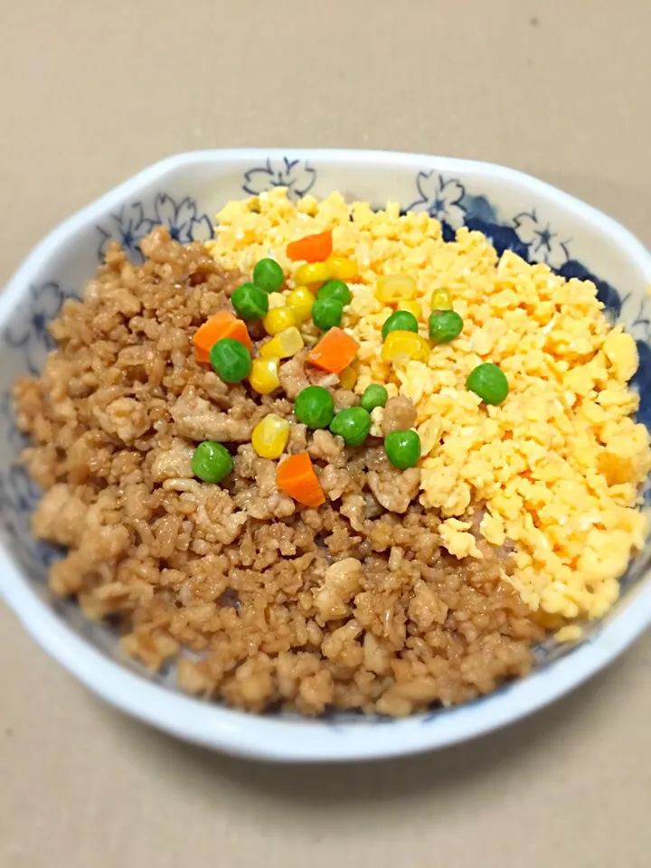 今夜は、鶏とたまごのそぼろ丼。
甘辛に味付けた鶏肉と、たまごのやさしい甘さが最高です(^-^)/|ギムレットさん