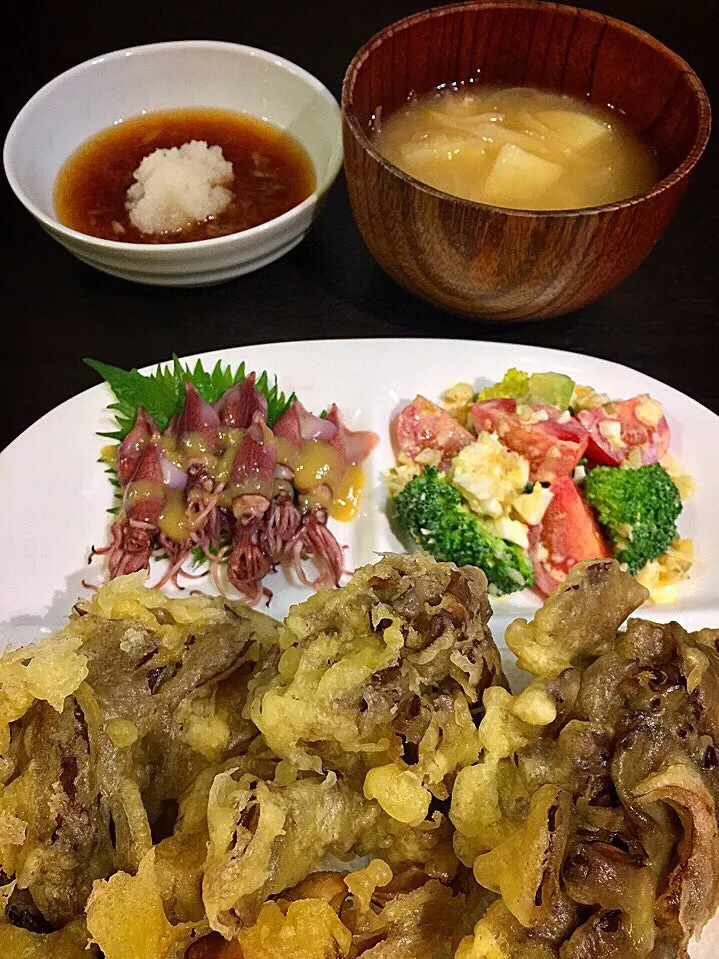 Snapdishの料理写真:⭐️舞茸の天ぷら
⭐️ブロッコリーとトマトのタルタルサラダ
⭐️ホタルイカの酢味噌掛け
⭐️じゃがいもと新玉ねぎの味噌汁|よっちぃさん