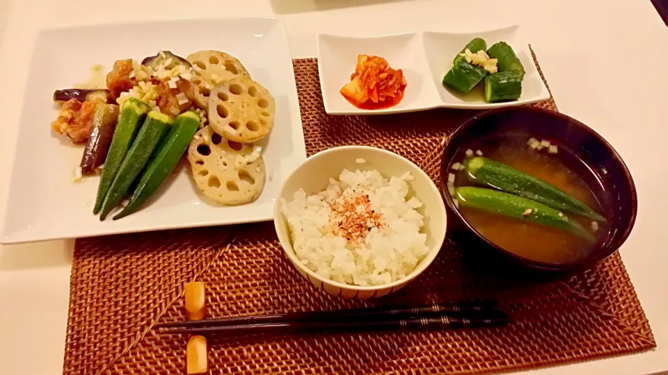 今日の夕食　生姜の万能ダレ使用の三品(焼き野菜と唐揚げ、きゅうりの浅漬け、オクラの味噌汁)、キムチ|pinknari🐰🌈さん