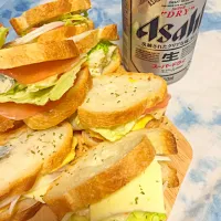 Snapdishの料理写真:サンドイッチとビールは合うらしい|Kazさん