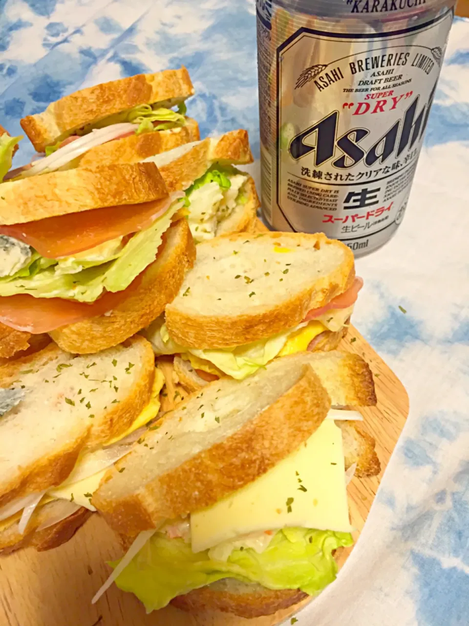 サンドイッチとビールは合うらしい|Kazさん