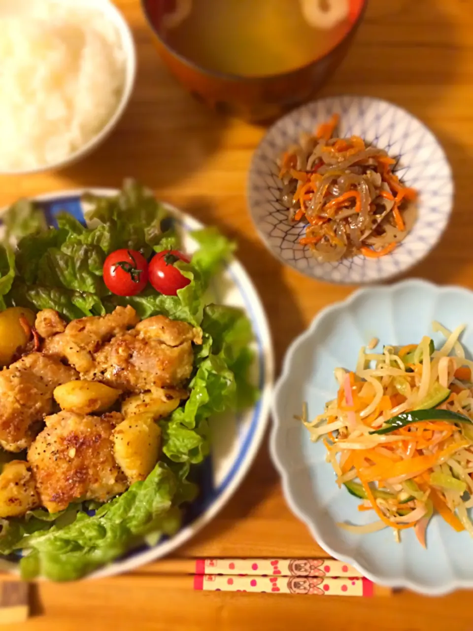 鶏もも肉とジャガイモのマヨ炒めと、もやしとキュウリとニンジンとハムのサラダ。|うーろんさん