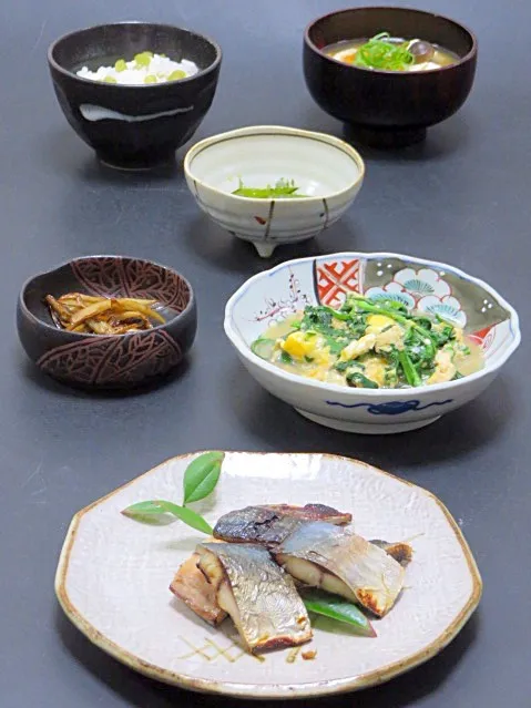 今晩は、鯵の味醂漬け焼き、春菊の玉子とじ、新牛蒡のきんぴら、茎若布のチアシード和え、豆腐とお揚げと根菜と茸の味噌汁、蕗ご飯

昨日漬け込んでおいた、自家製の鯵の味醂漬けは、焦げやすいので弱火でさっと焼いて、皮はパリッと身はふっくら仕上げました。鯵が新しかったのと、下処理をキチンとしたので、どうやって食べても美味です。
|akazawa3さん