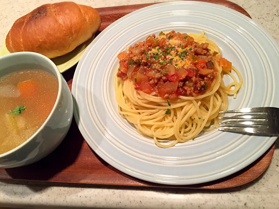 ミートソースパスタ。
茹で塩豚の茹で汁でポトフ。
塩パン。|Sayuri Kameshiroさん